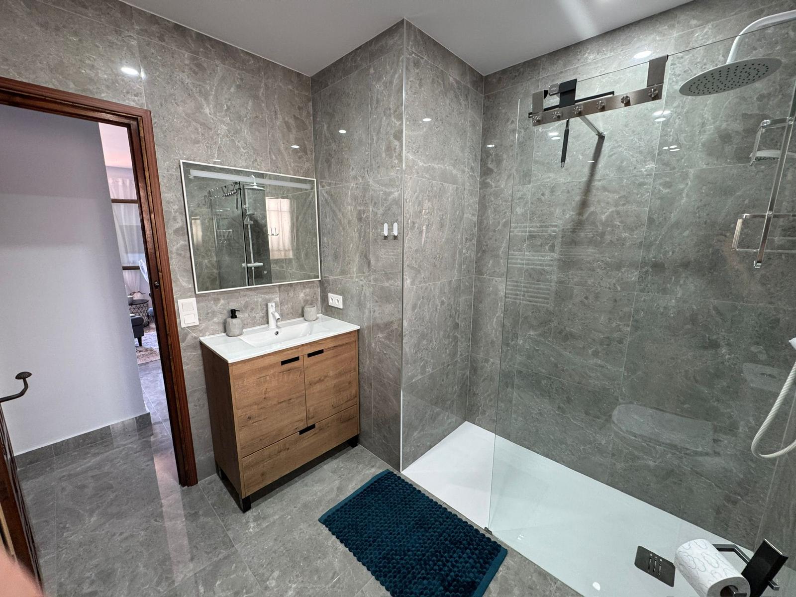 Modernes Bad mit Dusche und Waschtisch