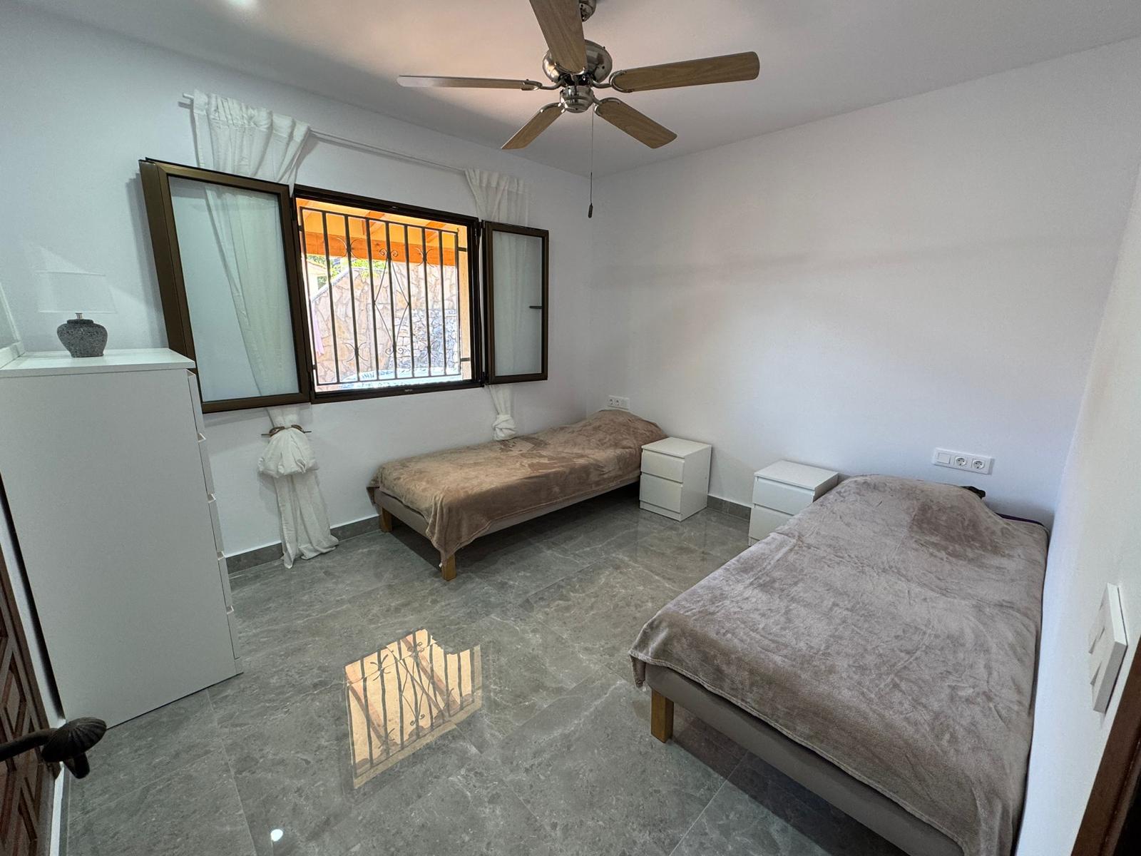 Zweites Schlafzimmer mit zwei Einzelbetten