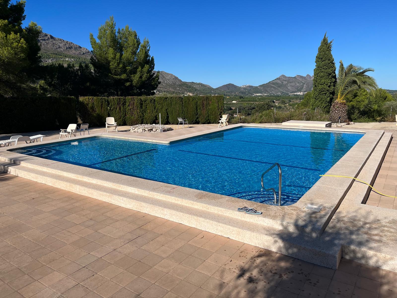 Gemeinschaftspool mit Bergblick