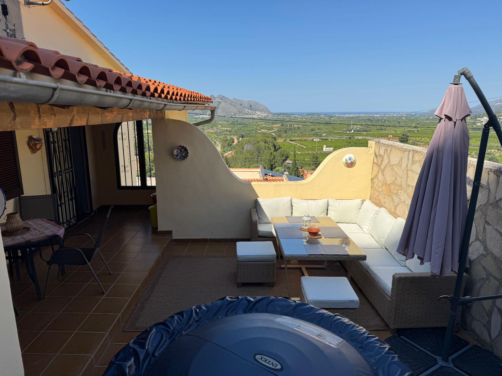 Private Terrasse mit Sitzbereich und Whirlpool