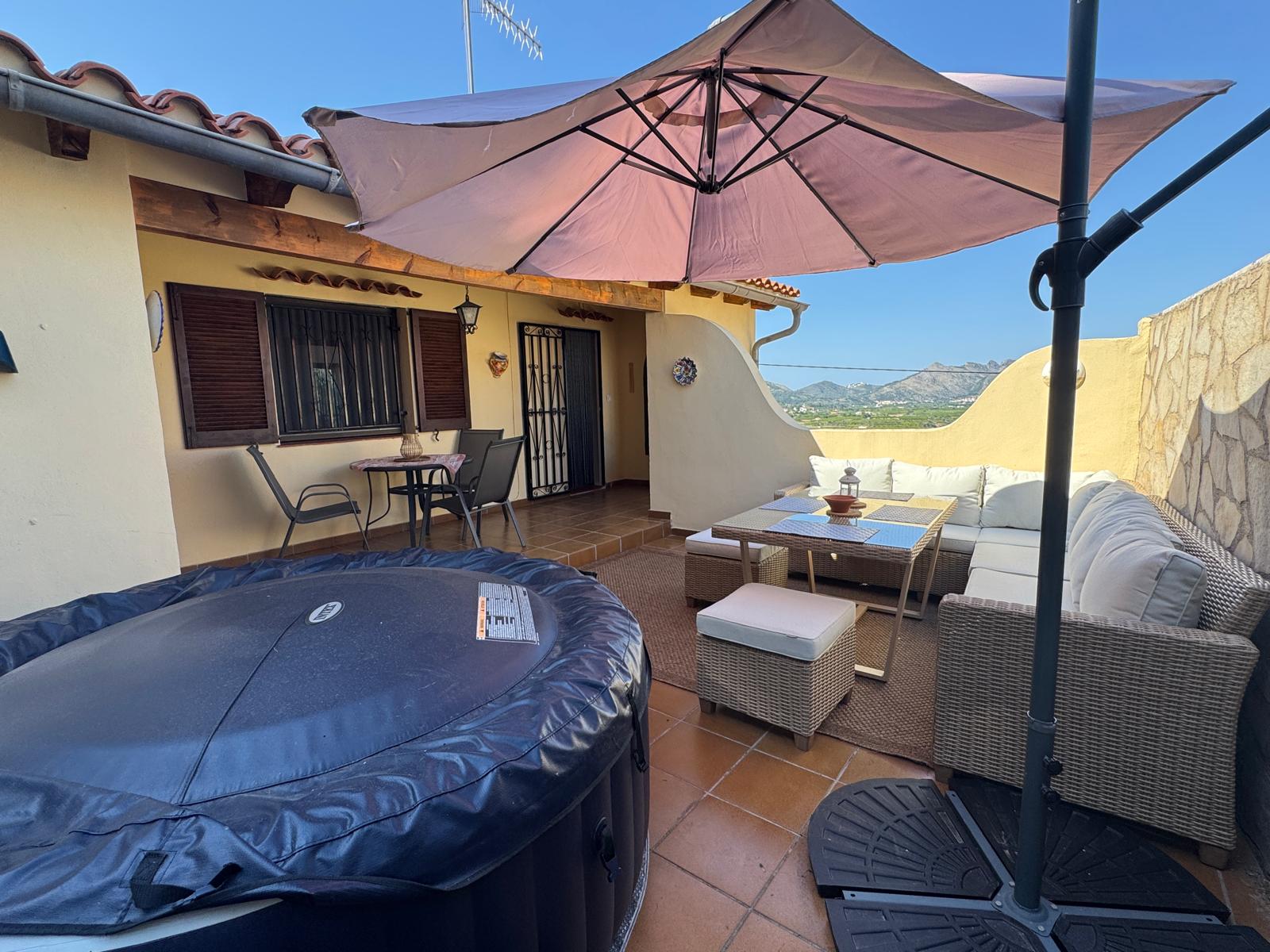 Terrasse mit Sitzgruppe, Whirlpool und weitem Blick ins Tal
