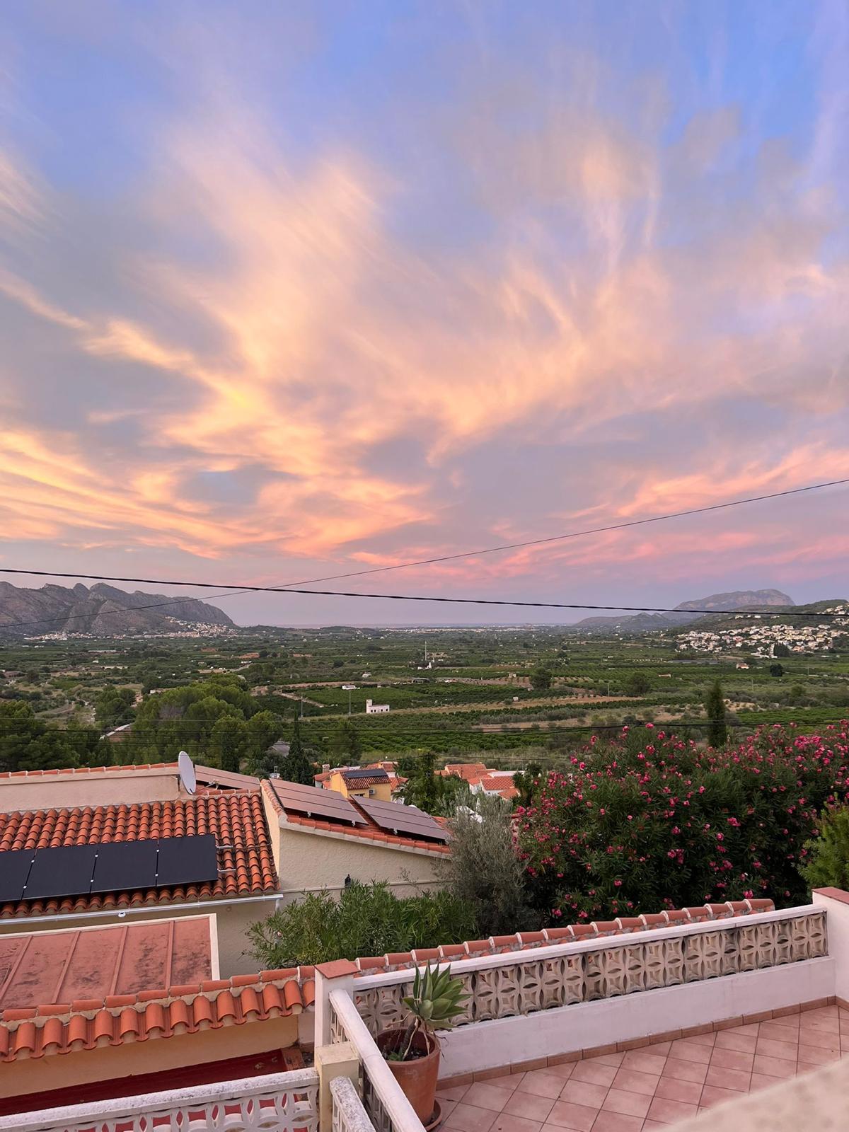 Sonnenuntergang über dem Tal Richtung Costa Blanca