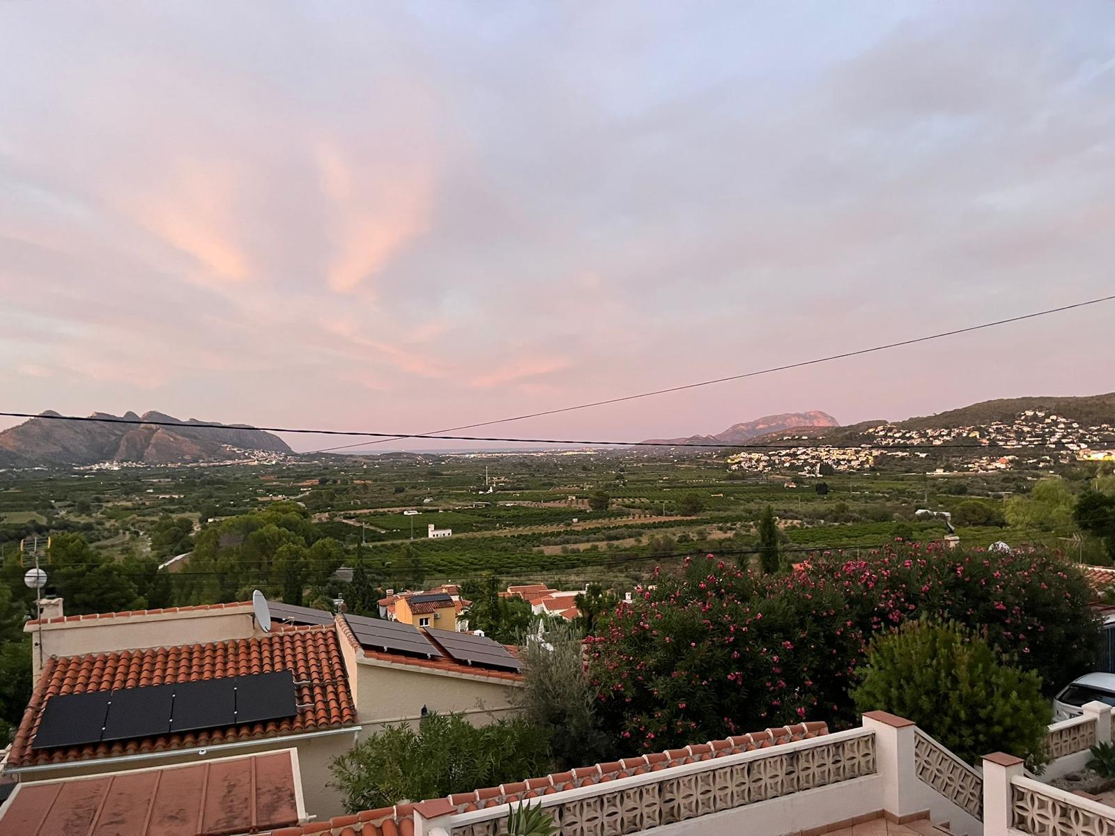 Weite Aussicht über das Tal bei Abendlicht